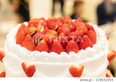 苺が沢山のった大きなクリームケーキの画像　ウェデイングケーキ 139632854