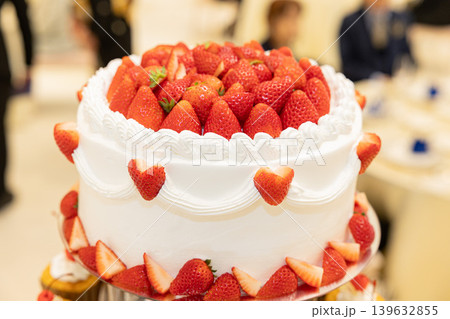 苺が沢山のった大きなクリームケーキの画像 ウェデイングケーキ 苺が沢山のった大きなクリームケーキの画像 ウェデイングケーキ 139632855