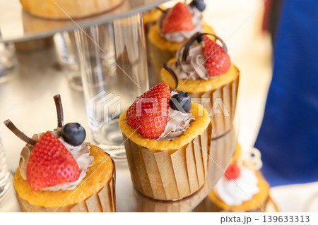 アフタヌーンティーのイメージ画像　カップケーキなどのスイーツの画像 139633313