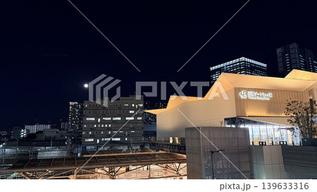 夜空に月が浮かぶ夜の高輪ゲートウェイ駅のライトアップと近代的な建築デザインの都市景観イメージ 139633316