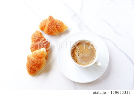 クロワッサンとコーヒー - 焼きたてのクロワッサンと淹れたてのカフェ・オ・レの朝食の風景 クロワッサンとコーヒー - 焼きたてのクロワッサンと淹れたてのカフェ・オ・レの朝食の風景 139633335
