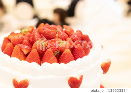 苺が沢山のった大きなクリームケーキの画像　ウェデイングケーキ 139633354
