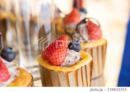 アフタヌーンティーのイメージ画像　カップケーキなどのスイーツの画像 139633355