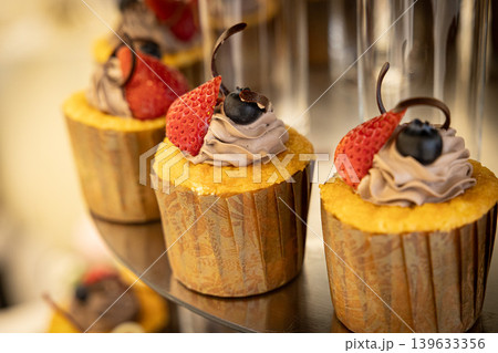 アフタヌーンティーのイメージ画像　カップケーキなどのスイーツの画像 139633356