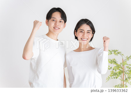 ガッツポーズする年の差夫婦 139633362