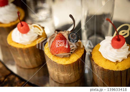アフタヌーンティーのイメージ画像 カップケーキなどのスイーツの画像 アフタヌーンティーのイメージ画像 カップケーキなどのスイーツの画像 139633418