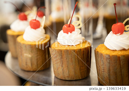 アフタヌーンティーのイメージ画像 カップケーキなどのスイーツの画像 アフタヌーンティーのイメージ画像 カップケーキなどのスイーツの画像 139633419