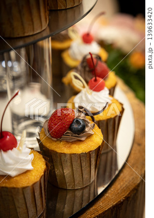 アフタヌーンティーのイメージ画像 カップケーキなどのスイーツの画像 アフタヌーンティーのイメージ画像 カップケーキなどのスイーツの画像 139633420