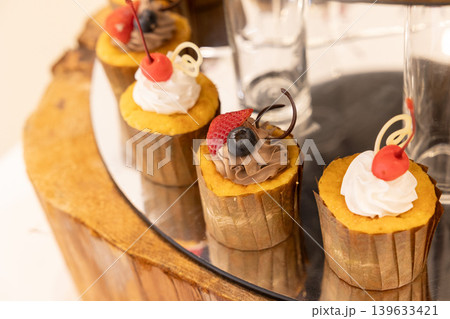アフタヌーンティーのイメージ画像 カップケーキなどのスイーツの画像 アフタヌーンティーのイメージ画像 カップケーキなどのスイーツの画像 139633421