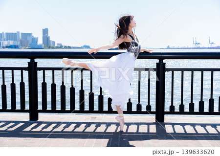 海を背景に踊る日本人バレリーナ 139633620