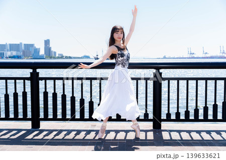 海を背景に踊る日本人バレリーナ 139633621