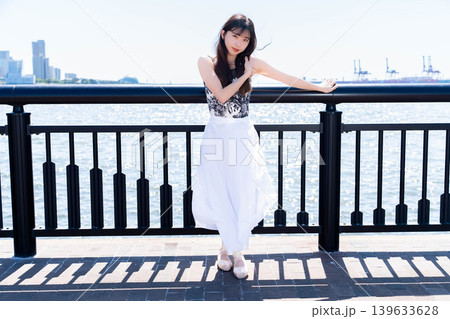 海を背景に踊る日本人バレリーナ 139633628