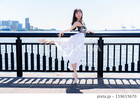 海を背景に踊る日本人バレリーナ 海を背景に踊る日本人バレリーナ 139633670