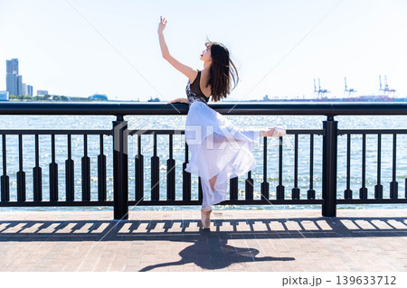 海を背景に踊る日本人バレリーナ 海を背景に踊る日本人バレリーナ 139633712