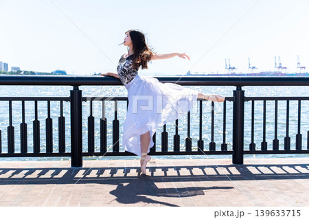 海を背景に踊る日本人バレリーナ 海を背景に踊る日本人バレリーナ 139633715