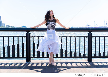 海を背景に踊る日本人バレリーナ 海を背景に踊る日本人バレリーナ 139633716