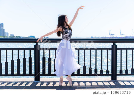 海を背景に踊る日本人バレリーナ 海を背景に踊る日本人バレリーナ 139633719