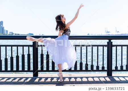 海を背景に踊る日本人バレリーナ 海を背景に踊る日本人バレリーナ 139633721