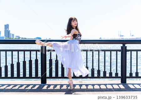 海を背景に踊る日本人バレリーナ 海を背景に踊る日本人バレリーナ 139633735