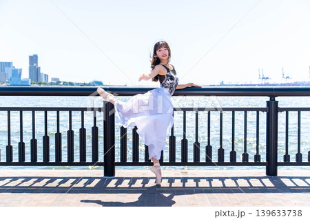 海を背景に踊る日本人バレリーナ 139633738
