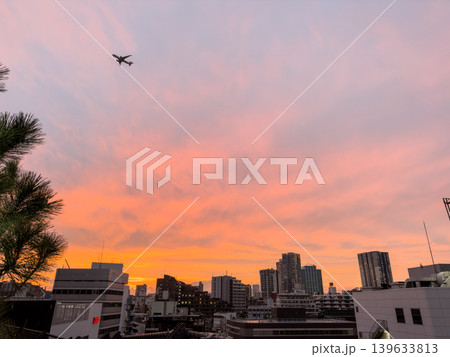 夕焼けに染まる都会の風景 夕焼けに染まる都会の風景 139633813
