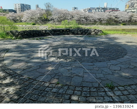 桜のある石畳の道 桜のある石畳の道 139633924