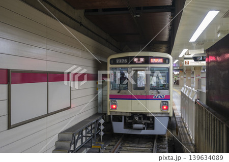 京王電鉄京王線【京王八王子駅】で発車を待つ新宿行き特急7000系(東京都八王子市明神町) 京王電鉄京王線【京王八王子駅】で発車を待つ新宿行き特急7000系(東京都八王子市明神町) 139634089