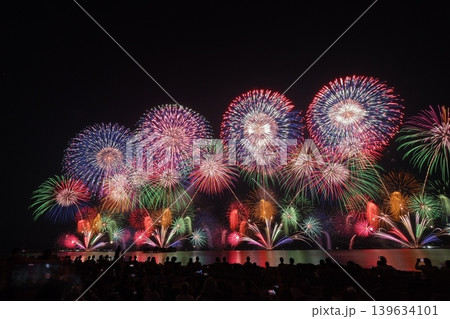 松江水郷祭　湖上花火　水面に映る花火 139634101