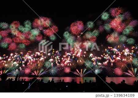 松江水郷祭　湖上花火　水面に映る花火 139634109