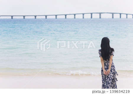 与那覇前浜ビーチから来間大橋をながめる女性 与那覇前浜ビーチから来間大橋をながめる女性 139634219