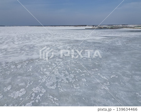 結氷した巨大なサロマ湖の幻想的な風景の空撮 結氷した巨大なサロマ湖の幻想的な風景の空撮 139634466