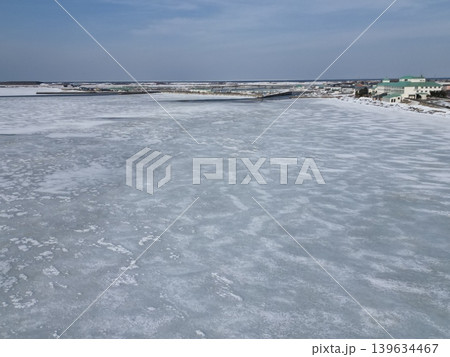 結氷した巨大なサロマ湖の幻想的な風景の空撮 結氷した巨大なサロマ湖の幻想的な風景の空撮 139634467
