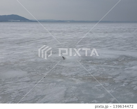 結氷した巨大なサロマ湖の幻想的な風景の空撮 139634472