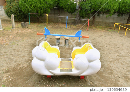 小さな公園の遊具_02 小さな公園の遊具_02 139634689