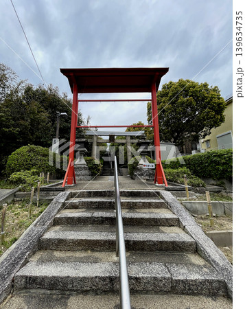 闘鶏野神社 石段・名神高速道路を渡る参道の前の扁額付の石の鳥居 さらにその前にある赤い鳥居 闘鶏野神社 石段・名神高速道路を渡る参道の前の扁額付の石の鳥居 さらにその前にある赤い鳥居 139634735