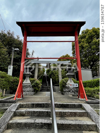闘鶏野神社 石段・名神高速道路を渡る参道の前の扁額付の石の鳥居 さらにその前にある赤い鳥居 闘鶏野神社 石段・名神高速道路を渡る参道の前の扁額付の石の鳥居 さらにその前にある赤い鳥居 139634787