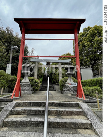 闘鶏野神社 石段・名神高速道路を渡る参道の前の扁額付の石の鳥居 さらにその前にある赤い鳥居 闘鶏野神社 石段・名神高速道路を渡る参道の前の扁額付の石の鳥居 さらにその前にある赤い鳥居 139634788