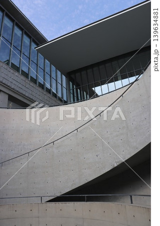兵庫県立美術館の螺旋階段から見上げる建物と空 兵庫県立美術館の螺旋階段から見上げる建物と空 139634881