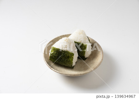 皿にのった二つのおむすび 139634967