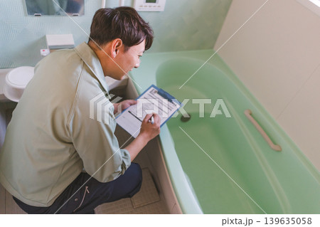 40‑something worker 139635058
