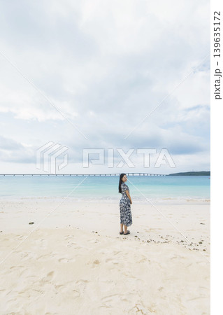与那覇前浜ビーチから来間大橋をながめる女性 与那覇前浜ビーチから来間大橋をながめる女性 139635172