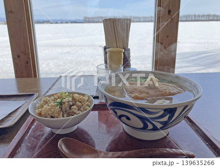 雪原を眺めながら湯気の立つきつねうどんをいただく 139635266