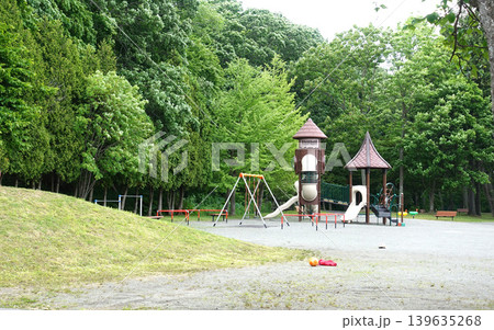 無人の公園と遊具、そして忘れ物 無人の公園と遊具、そして忘れ物 139635268