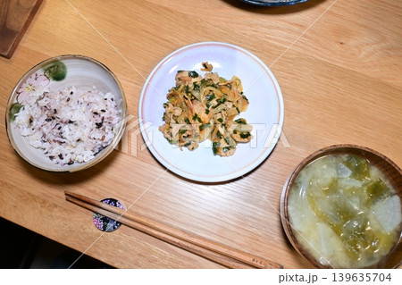 手作り豚キムチと五穀米の定食 手作り豚キムチと五穀米の定食 139635704
