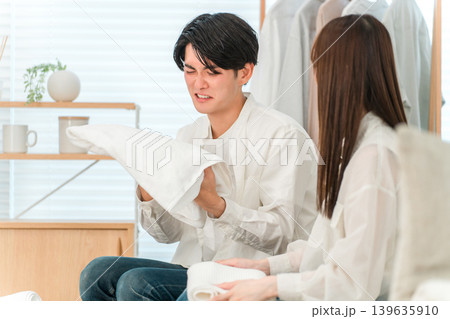 リビングで洗濯物を畳む夫婦,カップル（生乾き,生乾き臭,部屋干し） 139635910