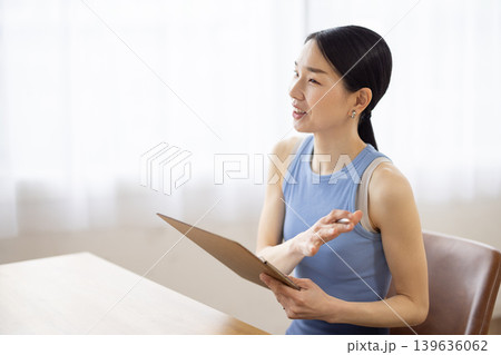 笑顔で話すヨガウェアを着た日本人のミドル女性 笑顔で話すヨガウェアを着た日本人のミドル女性 139636062