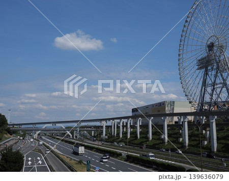 大阪の交通の要衝を望む。中国自動車道とエキスポシティを繋ぐ都会のパノラマ 139636079