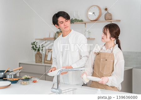 キッチンで言い争い,喧嘩をする夫婦,カップル 139636080