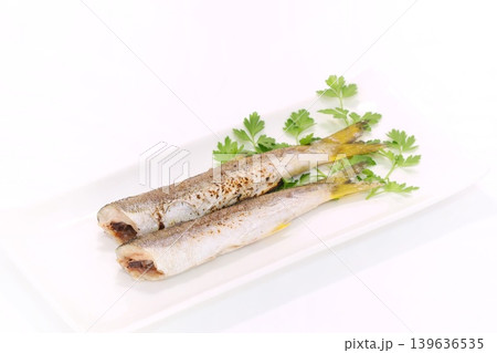 カマスの塩焼き 焼き魚 明るい背景 カマスの塩焼き 焼き魚 明るい背景 139636535