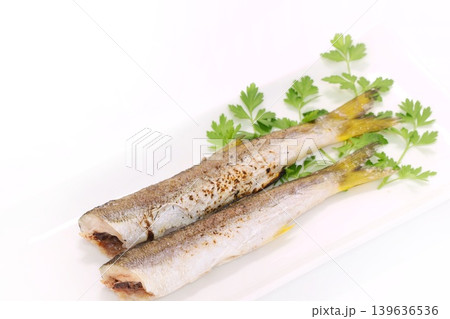 カマスの塩焼き 焼き魚 明るい背景 カマスの塩焼き 焼き魚 明るい背景 139636536